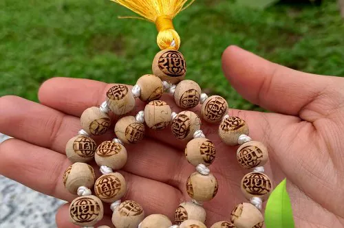 Differences between black beads and white beads